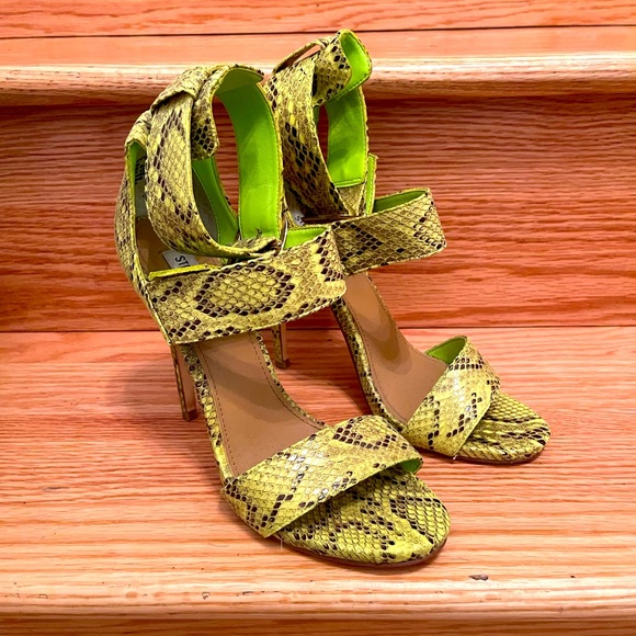 Pre Loved: GREEN STEVE MADDEN SNAKESKIN SANDALS 8.5 - Picture 1 of 13